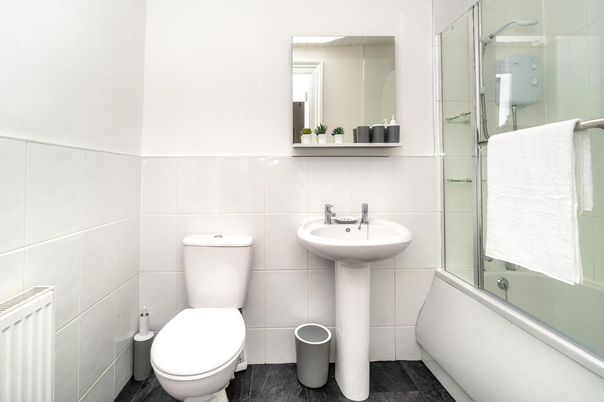 Cosy Retreat - Charming 2-Bed Apartment Greenock Ngoại thất bức ảnh